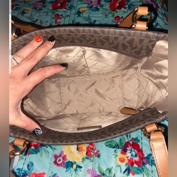 Michael Kors Brynn Extra Large Tole - Picture 5 of 6